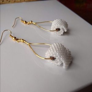 Commemorative toilet paper earrings in gold